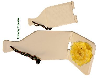 Toston  maker, plastic construction / Tostonera plastica.